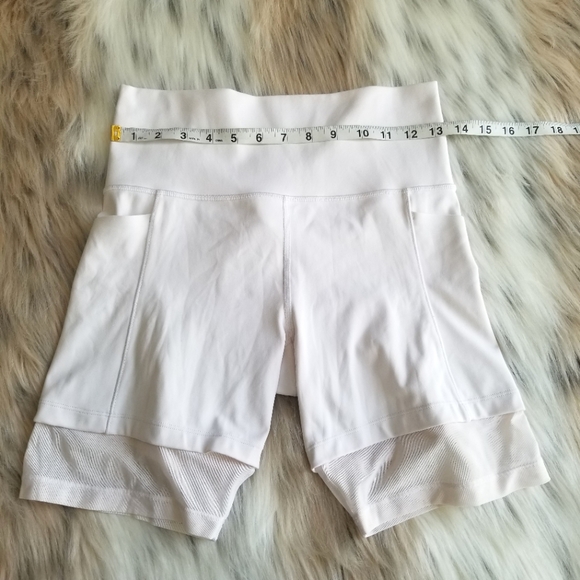 Athleta Mesh Me Up Stash Pocket 8'' Short in White Size Small - Picture 7 of 12